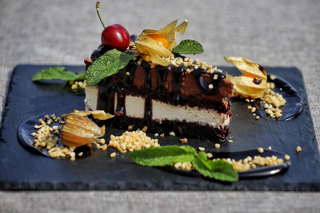 Country Spa Retreat Snagov Eksteriør billede A chocolate cheesecake