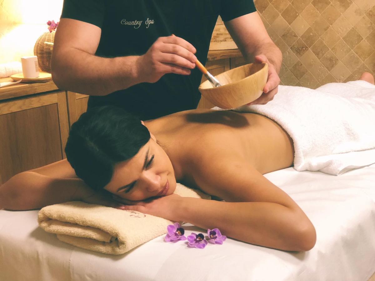 Country Spa Retreat Snagov Eksteriør billede A spa treatment