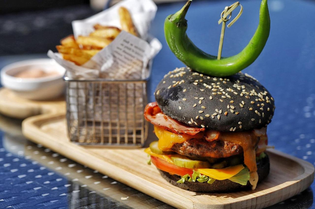 Country Spa Retreat Snagov Eksteriør billede A black bun hamburger