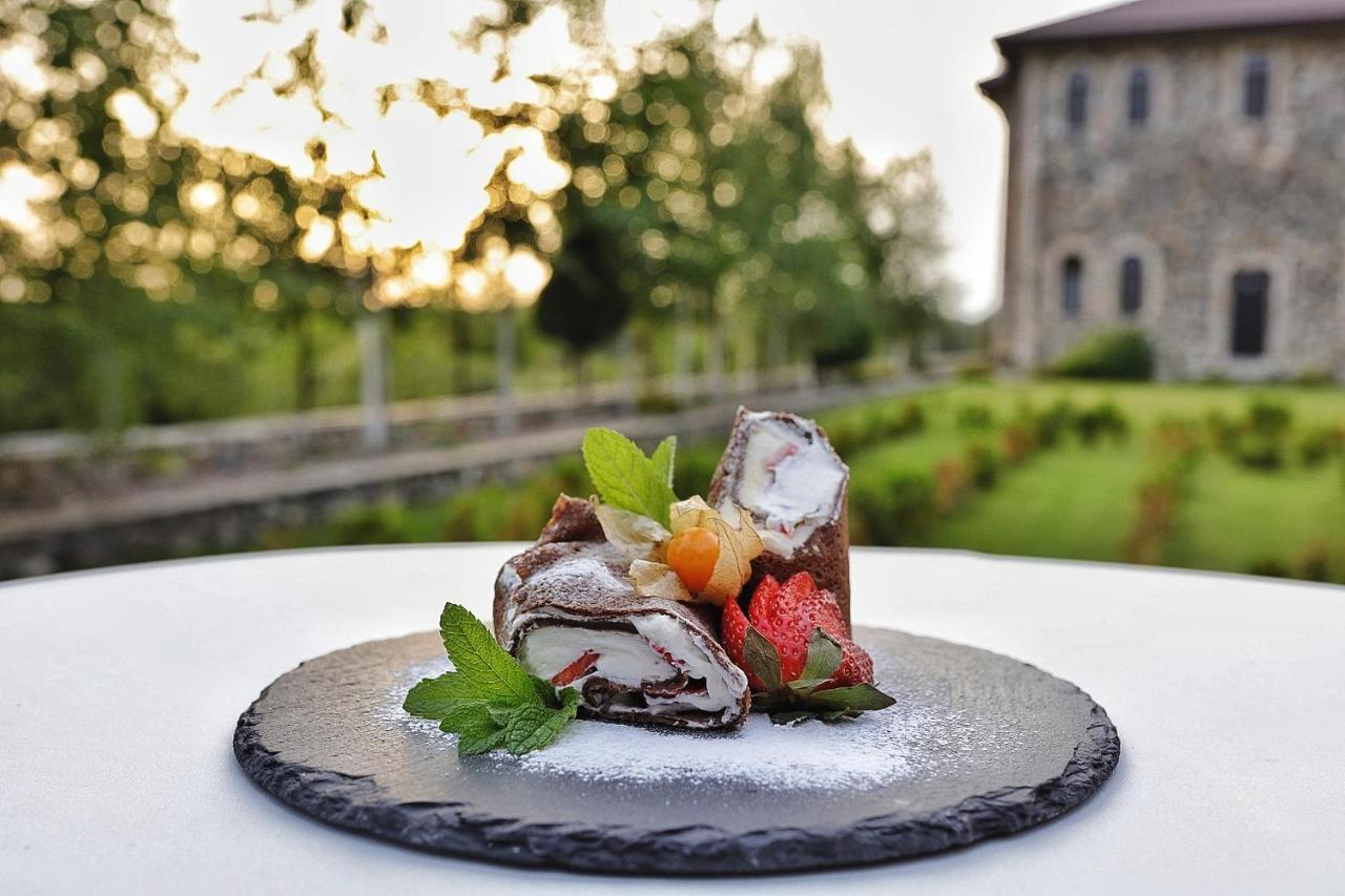 Country Spa Retreat Snagov Eksteriør billede A chocolate dessert