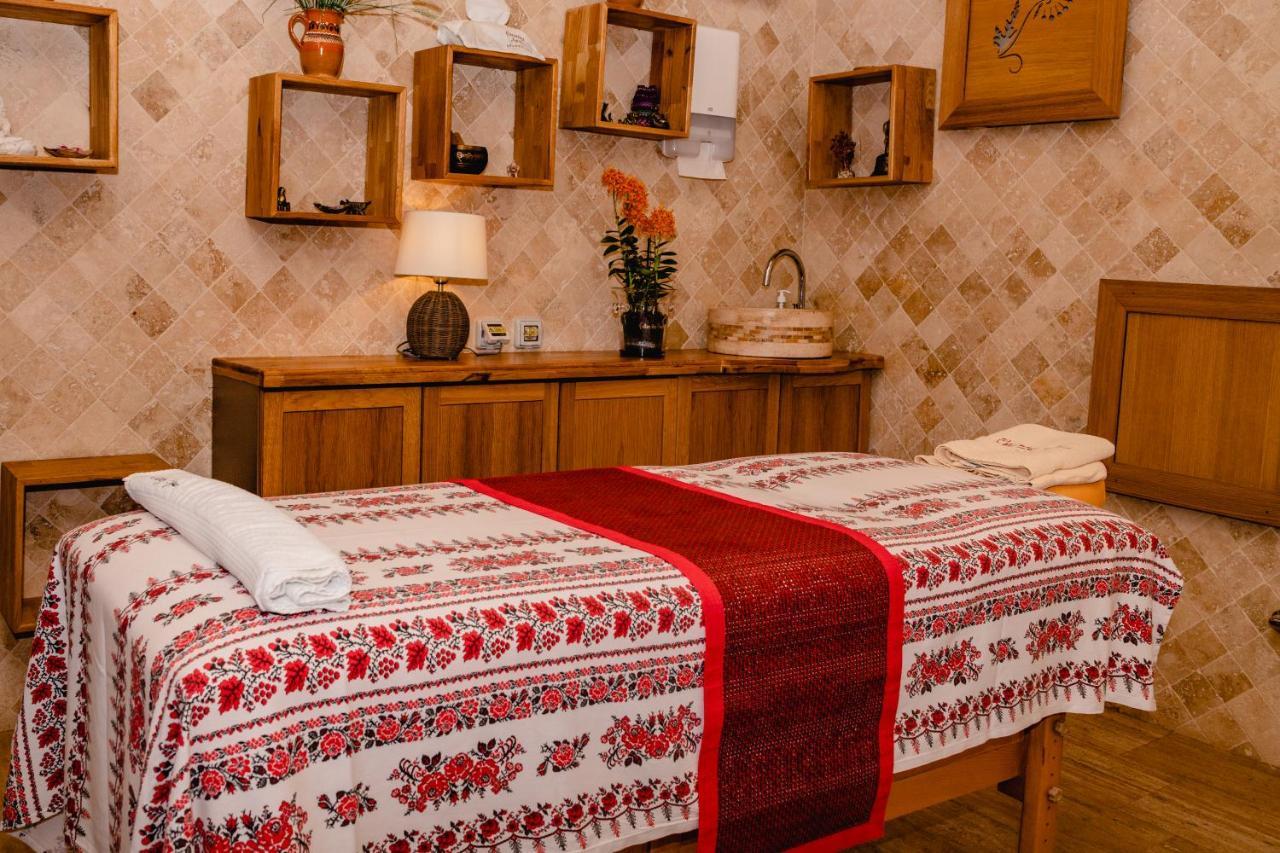 Country Spa Retreat Snagov Eksteriør billede Massage table