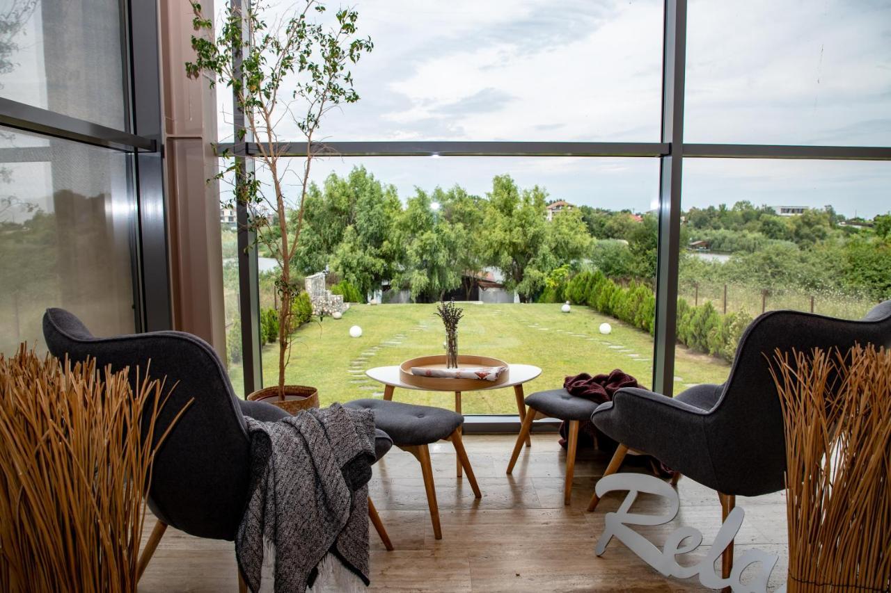 Country Spa Retreat Snagov Eksteriør billede View from the living room