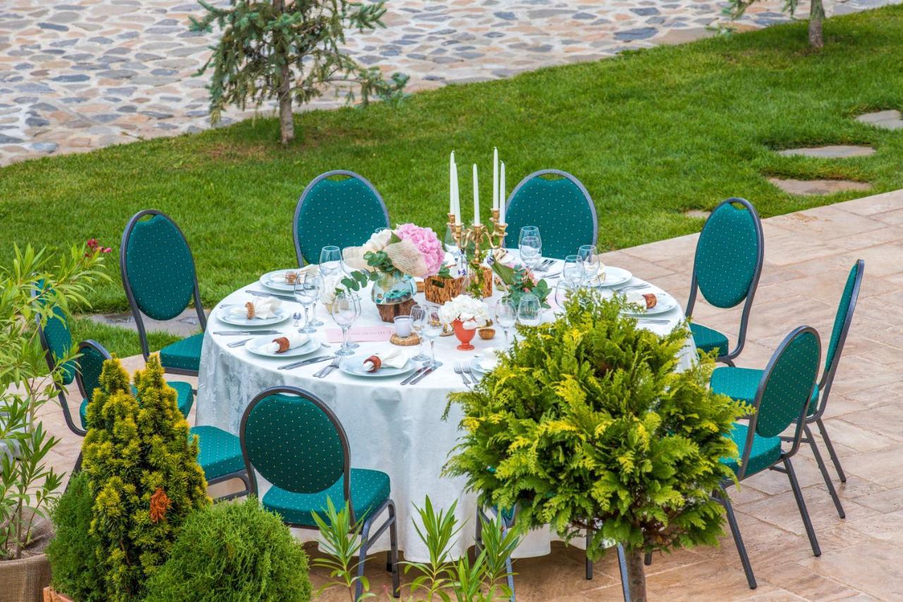 Country Spa Retreat Snagov Eksteriør billede A table set for a wedding reception