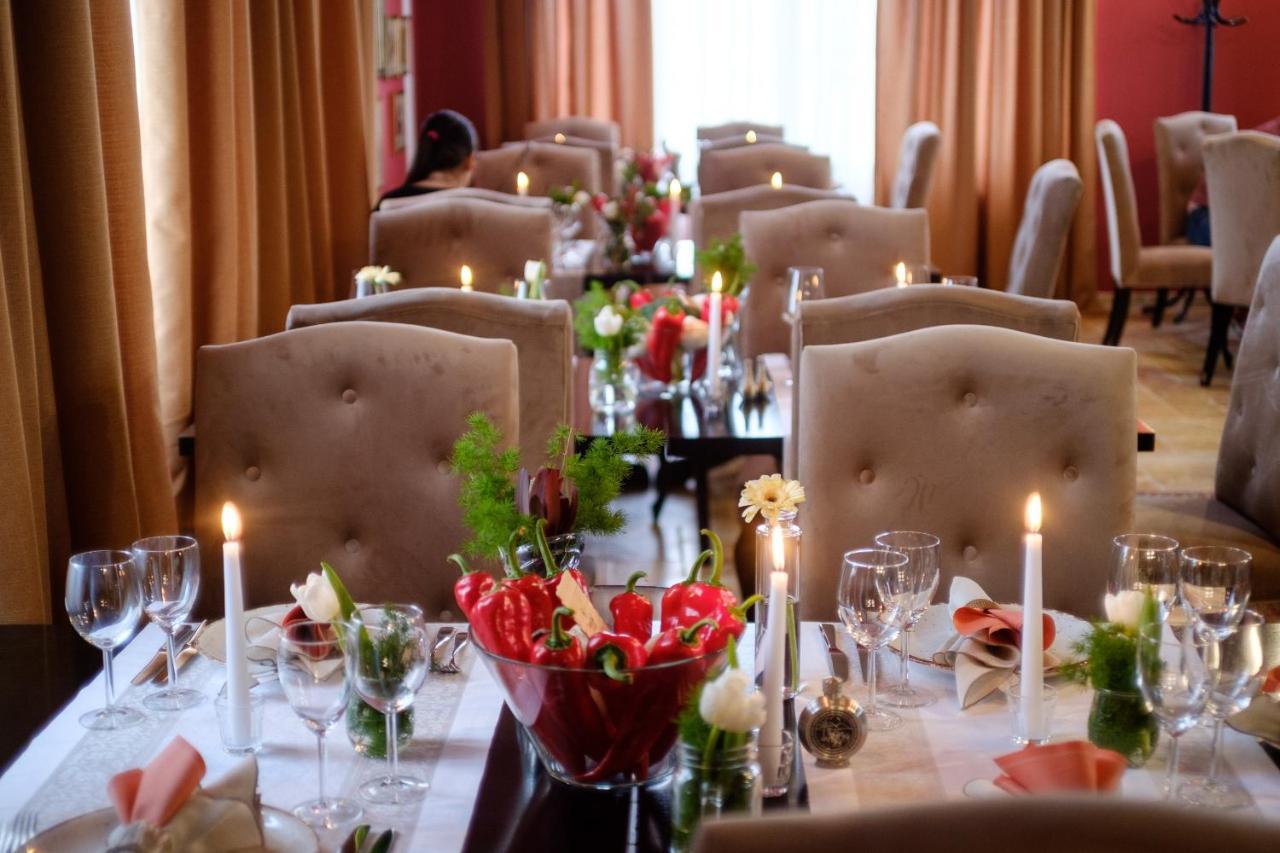 Country Spa Retreat Snagov Eksteriør billede A table set for a dinner party