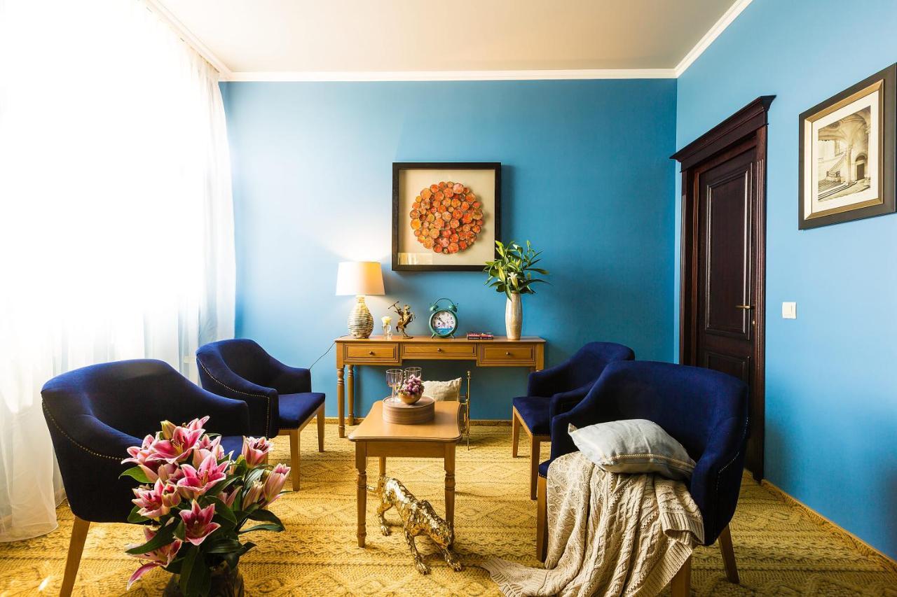Country Spa Retreat Snagov Eksteriør billede A room with blue walls and blue furniture